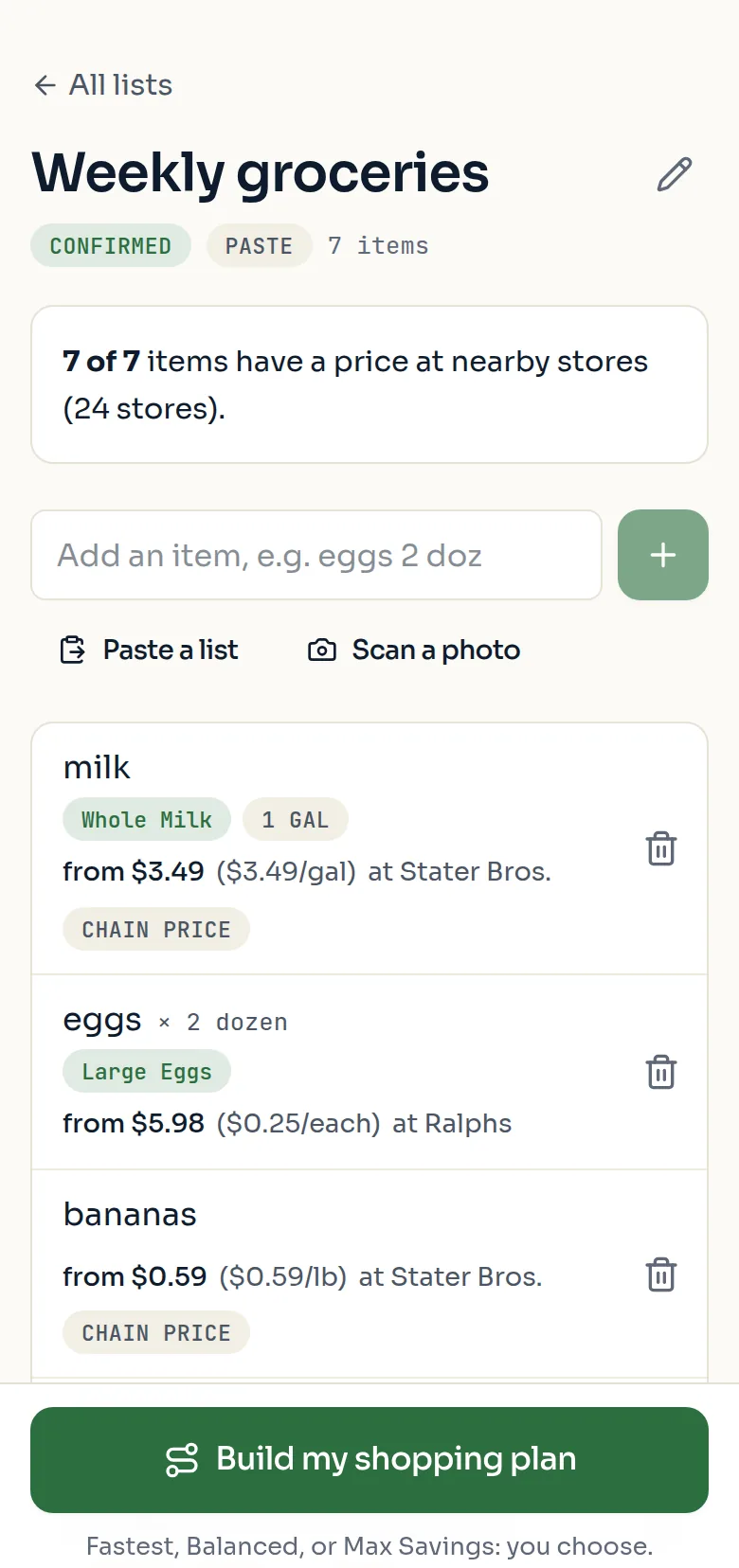 Una lista llamada Weekly groceries con siete artículos. Cada uno muestra el producto con el que se identificó, como Whole Milk y Large Eggs, con el precio más bajo cerca y la tienda que lo cobra.